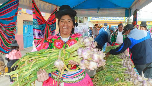 Mujeres muestran el fruto de su trabajo durante el primer Festival de Ajo de Altura. Acora. Foto/Difusión.