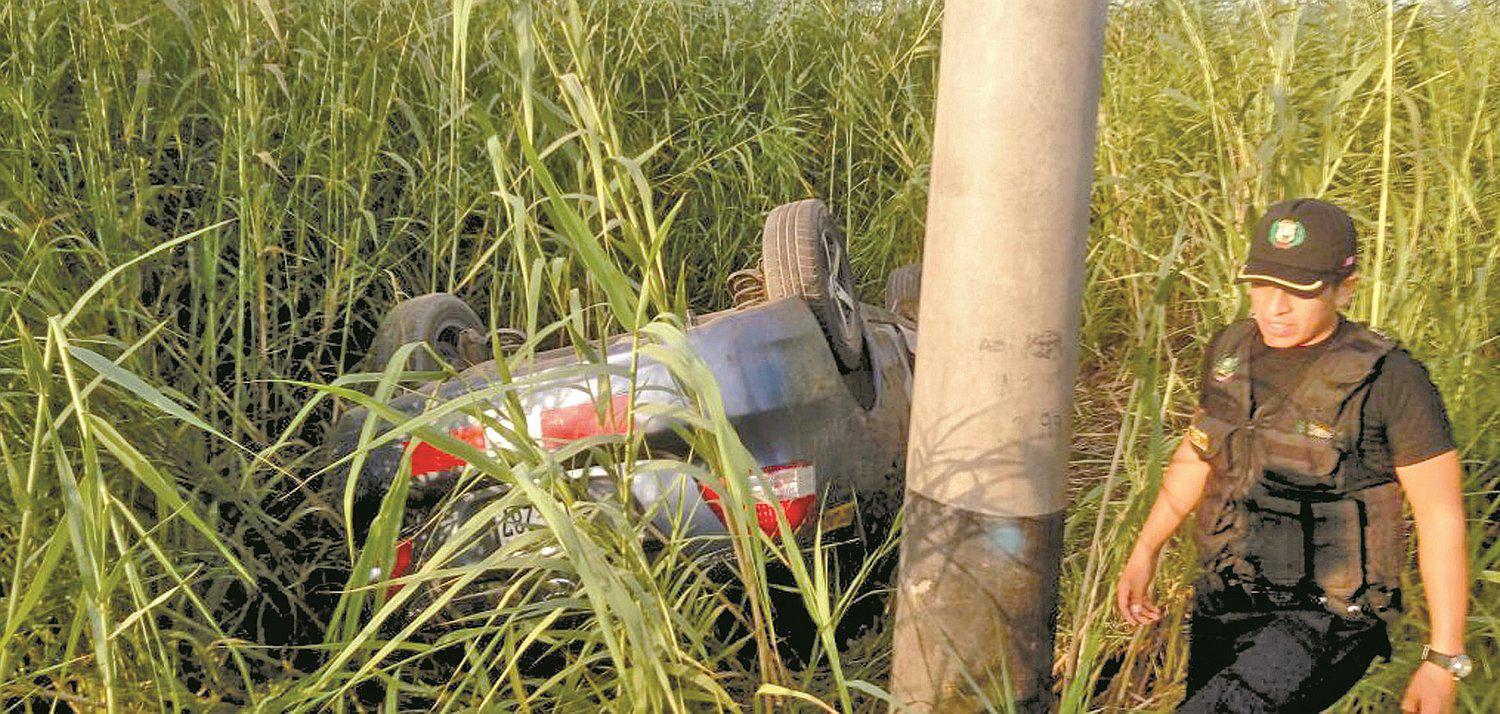 Vehículo se despista y voltea en humedales