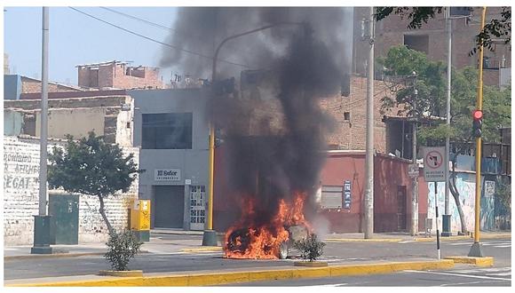 Automóvil arde en llamas a unas cuadras del Centro Histórico de Trujillo (FOTOS)