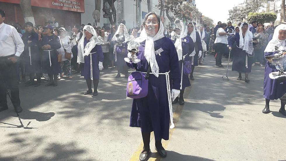 Fieles acompañan al Señor de los Milagros en procesión por calles de Chiclayo (FOTOS)