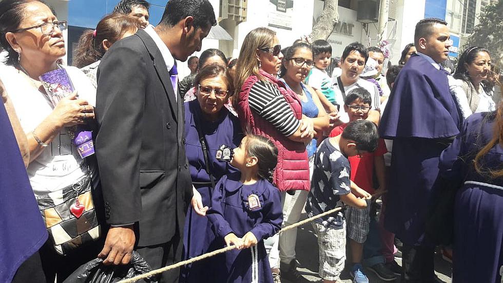 Fieles acompañan al Señor de los Milagros en procesión por calles de Chiclayo (FOTOS)