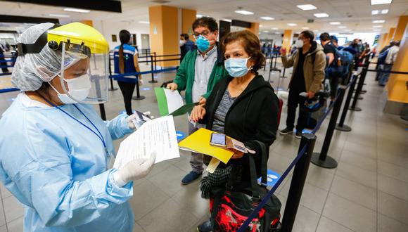 Gremios proponen que los vuelos hacia y desde Brasil se abran con algunas restricciones adicionales, como cuarentena obligatoria de seis días tomándose una prueba molecular al sexto día. (Foto: AFP)