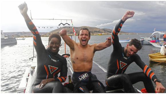 Tres nadadores franceses cruzaron el lago Titicaca desde Bolivia hasta Perú. (Fuente: AFP)