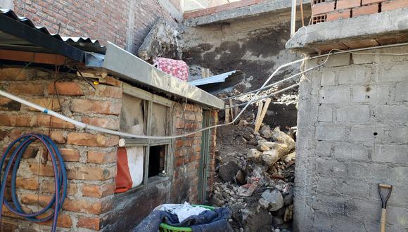 Derrumbe de un muro de contención destruye vivienda y deja dos familias afectadas en Arequipa.
