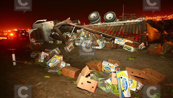 Camión de frutas se volcó en Ancón dejando al chofer herido (FOTOS)