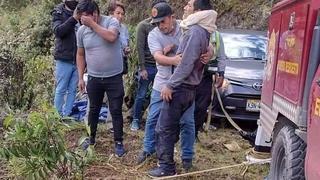 Al menos dos fallecidos y 19 heridos tras caída de minibús a abismo en Cusco 