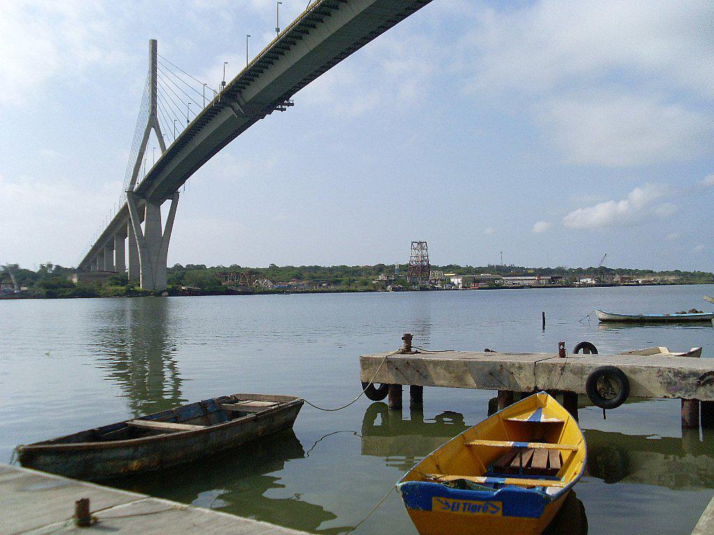 Mujer se tira al río al descubrir que su novio estaba casado
