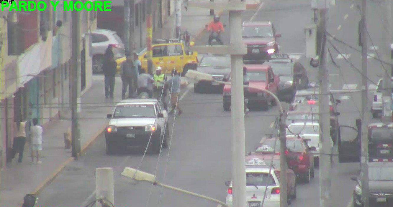 Chimbote: Cámara de videovigilancia capta a joven intentando agredir a Policía de Tránsito (VIDEO) 