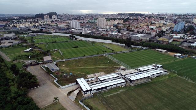 Grandes estadios de Río de Janeiro, Sao Paulo así como canchas de barrios en Brasil lucen completamente vacíos por la cuarentena. (Foto: EFE)