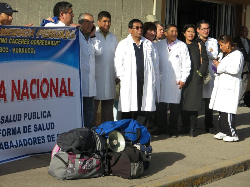 Con mochilas y maletines médicos se van a Lima en marcha de sacrificio 