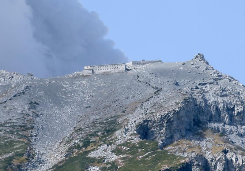 Reaundan operaciones de rescate en monte Ontake
