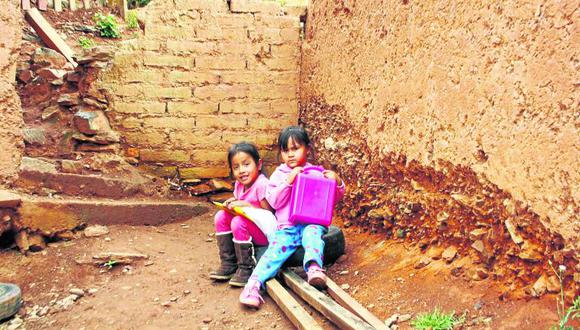Niños estudian en local declarado en alto riesgo 