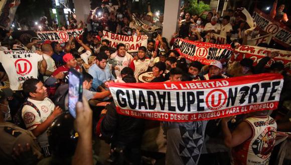 El apoyo de la hinchada de Universitario a horas de medirse con Atlético Grau. (Foto: Universitario de Deportes)