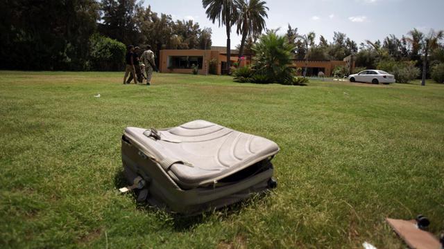 Según contó Sarah Boone, jugaron a las escondidas, no lo encontraba,lo llamó por teléfono pero él no respondió. Lo buscó y descubrió que estaba dentro de la maleta y ya no respiraba. (Referencial / AFP).