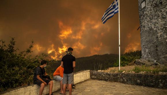 La principal pesadilla de los bomberos griegos continuaba siendo la inmensa isla montañosa de Eubea, tapizada de pinos y muy popular entre los turistas nacionales y extranjeros. (ANGELOS TZORTZINIS / AFP)
