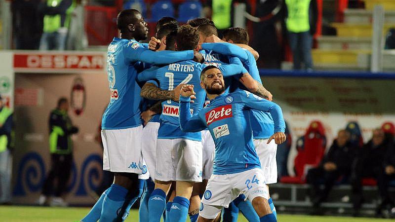 Napoli gana a Crotone y termina el 2017 como líder de la Serie A