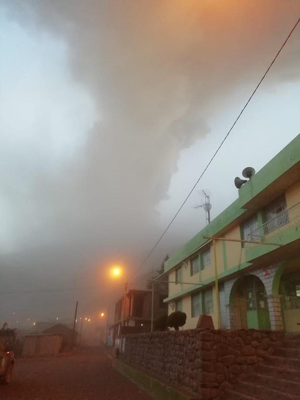 Volcán Ubinas: humareda supera los 5000 metros de altura y se registran explosiones (FOTOS)