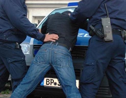 Conmoción entre vecinos de expolicía detenido por poseer pornografía infantil