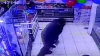 Balacera en tienda de celulares deja a policía y delincuente heridos (VIDEO)