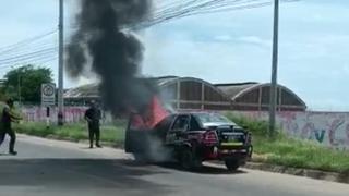 Tumbes: Conductor se salva de morir de milagro tras incendiarse su auto en el centro poblado Andrés Araujo