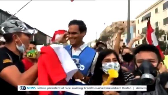 El corresponsal sonriendo ante el pedido del peruano. | Foto: Deutsche Welle