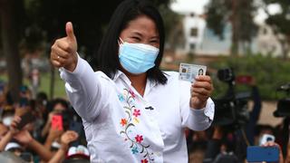 Keiko Fujimori emitió su voto y saludó asistencia de adultos mayores