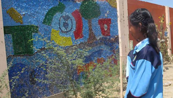 Colegiales elaboran mural con 10 mil tapas de botella (Video)