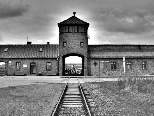 Vaticano dona 100 mil euros para mantenimiento de Auschwitz