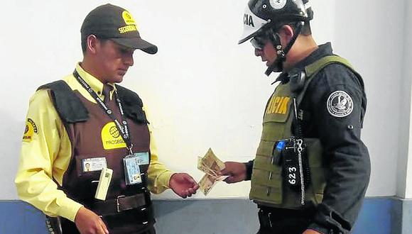 ​Policías encuentran dinero que dejó cliente en cajero y lo devuelven