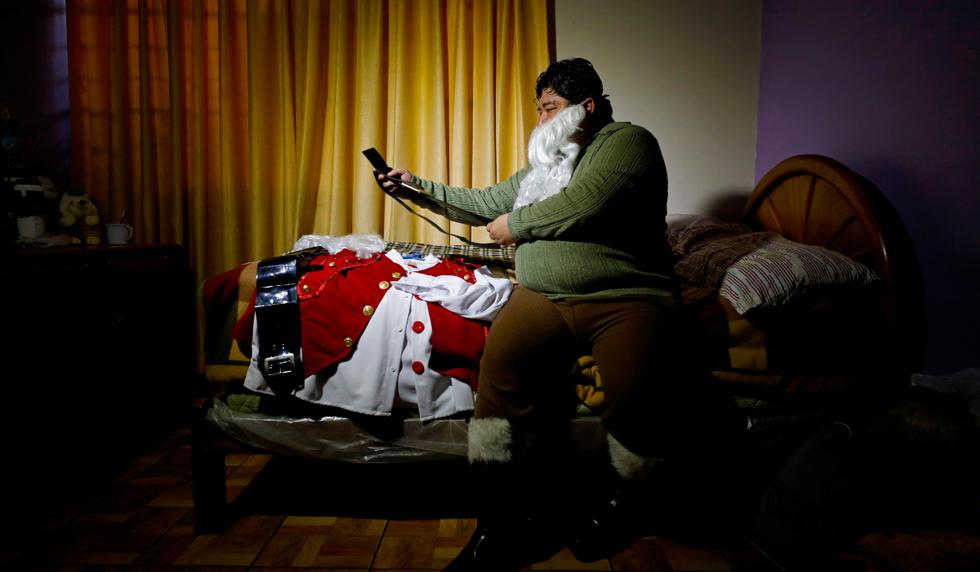 Empezó a vestirse de Papá Noel y a llevar la Navidad a diferentes zonas, inició en el 2005. Llegó a casi todos los conos de Lima y a provincias comentó. Foto: César Bueno / @photo.gec