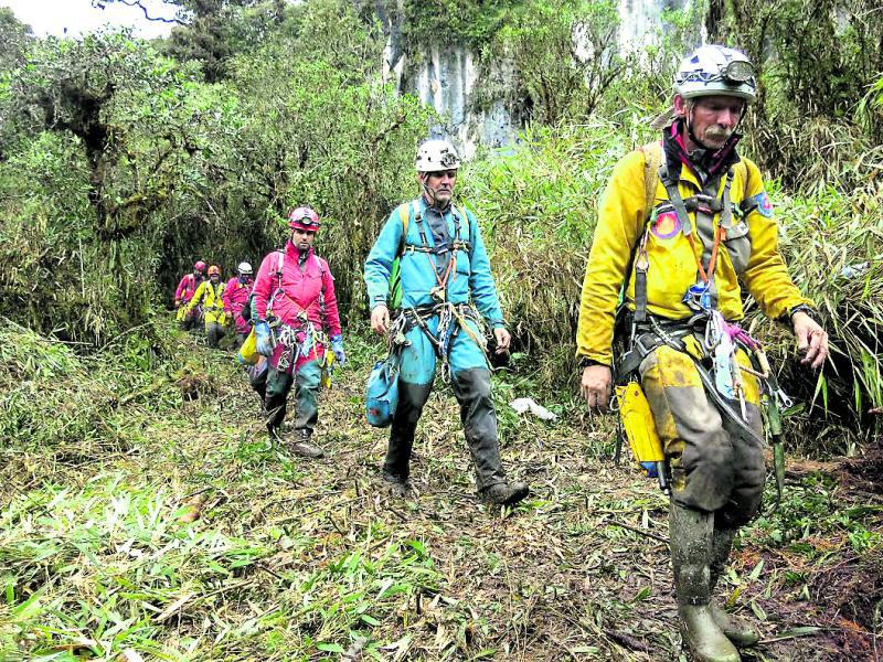 Hoy continúa rescate de espeleólogo español con apoyo de 11 expertos