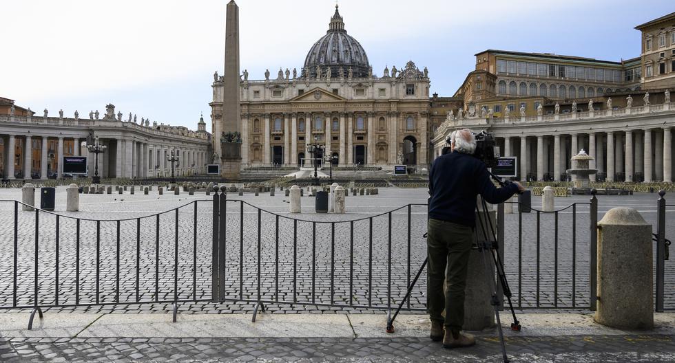 Una vista general tomada el 10 de marzo de 2020 muestra a un camarógrafo que trabaja en la Plaza de San Pedro del Vaticano y su basílica. (Tiziana FABI / AFP).