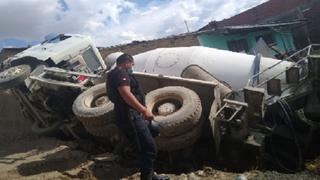 Junín: Camión mezclador de concreto se despista y vuelca en una vivienda en Huancayo