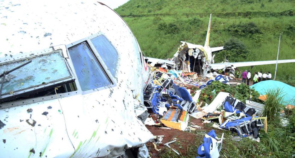 Personas son vistas en los alrededores del avión que se accidentó en Kozhikode, estado de Kerala, India. (EFE/EPA/PRAKASH ELAMAKKARA).