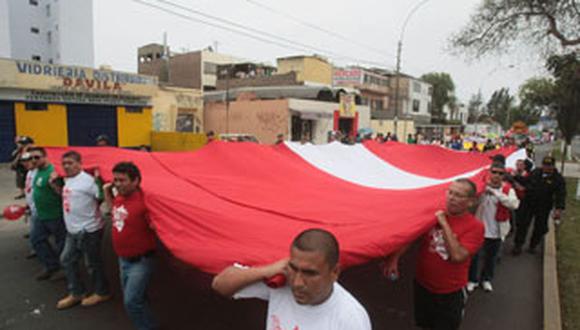  Pasearon bandera más grande del Perú en Pueblo Libre