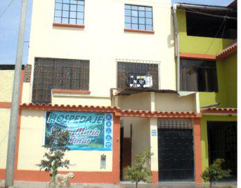 Vecinos denuncian escándalos en hostal