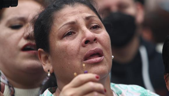 Una multitudinaria agrupación de fieles acompaña el segundo recorrido del Señor de los Milagros en el Centro de Lima. (Fotos Jorge Cerdán/@photo.gec)