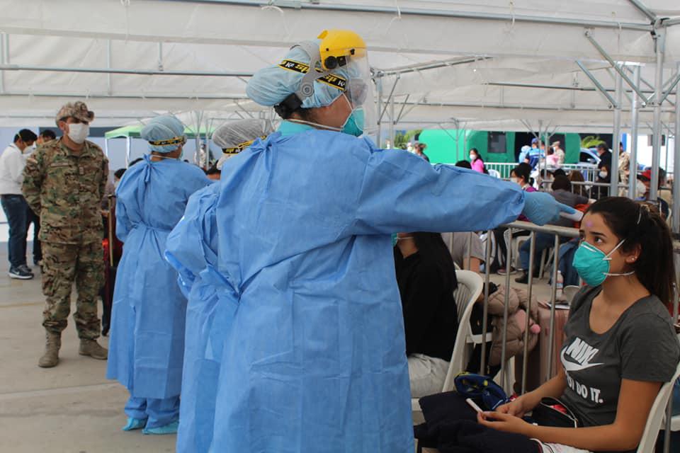 Peruanos que arribaron al territorio nacional pasaron por un control sanitario. (Foto: FAP)