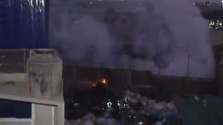 Incendio en almacén de plásticos en Comas movilizó a 13 unidades de Bomberos (VIDEO)