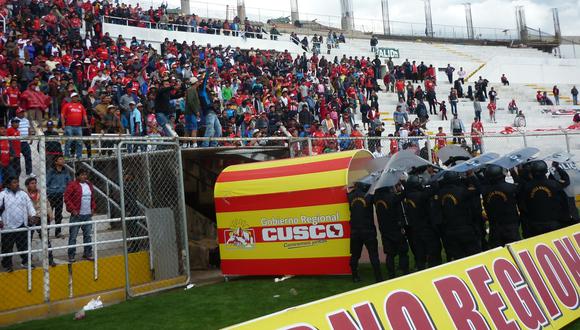 Cienciano: Hinchas ocasionan desmanes y se desfogan con jugadores ante inminente descenso (VIDEO)