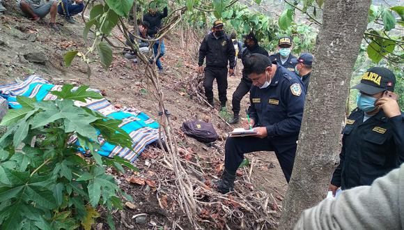 Los policías y serenos trasladaron el cadáver hasta la morgue de esta provincia. (Foto: Difusión)