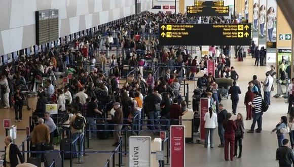 Aeropuerto Jorge Chávez recibe más del doble de pasajeros que permite su capacidad, según Elegir