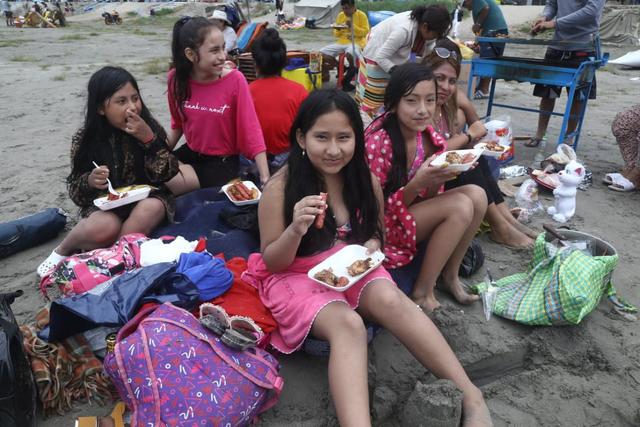 Veraneantes se refrescan en playas en feriado por Año Nuevo. Fotos: Alberto Valderrama