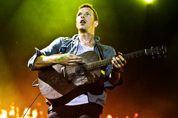 Pagan 28 mil 300 dólares por primera guitarra de Chris Martin