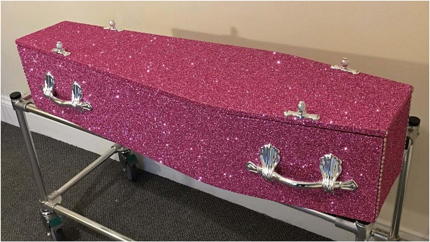 Compañía vende ataúdes con escarcha para que tu último adiós sea brillante (VIDEO)