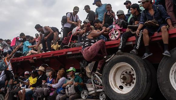 Al menos dos caravanas con centenares de migrantes en su mayoría centroamericanos avanzan por el territorio mexicano con destino a Estados Unidos. (EFE/ Angel Hernández)