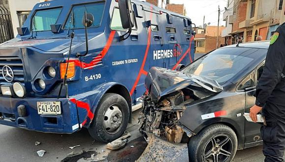 Accidente de tránsito ocurrió en la urbanización Natasha Alta. Los ocupantes del automóvil resultaron heridos. (Foto; Seguridad Ciudadana de Trujillo)