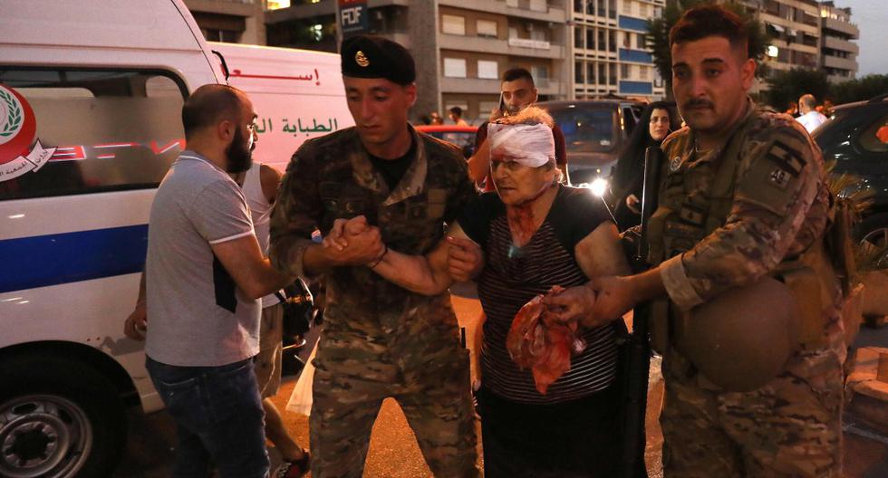 Una mujer herida recibe ayuda fuera de un hospital después de una explosión en Beirut (Líbano). (AFP / IBRAHIM AMRO).