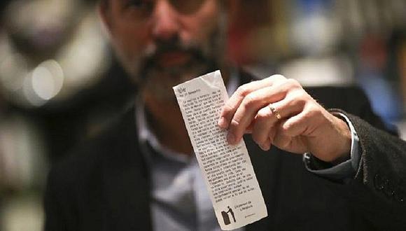Máquina expendedora imprime tickets con textos literarios
