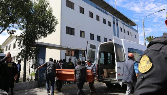 Familiares aguadaron en los exterior de la morgue de Arequipa. (Foto: Leonardo Cuito)